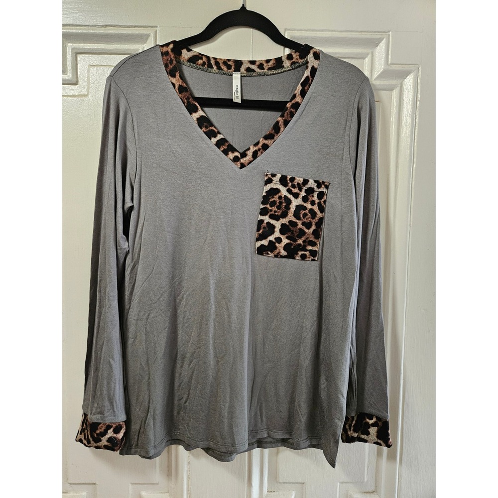 Magic Fit Womens Gray Leopard Print V-Neck Long Sleeve Pocket Top TD-2086
